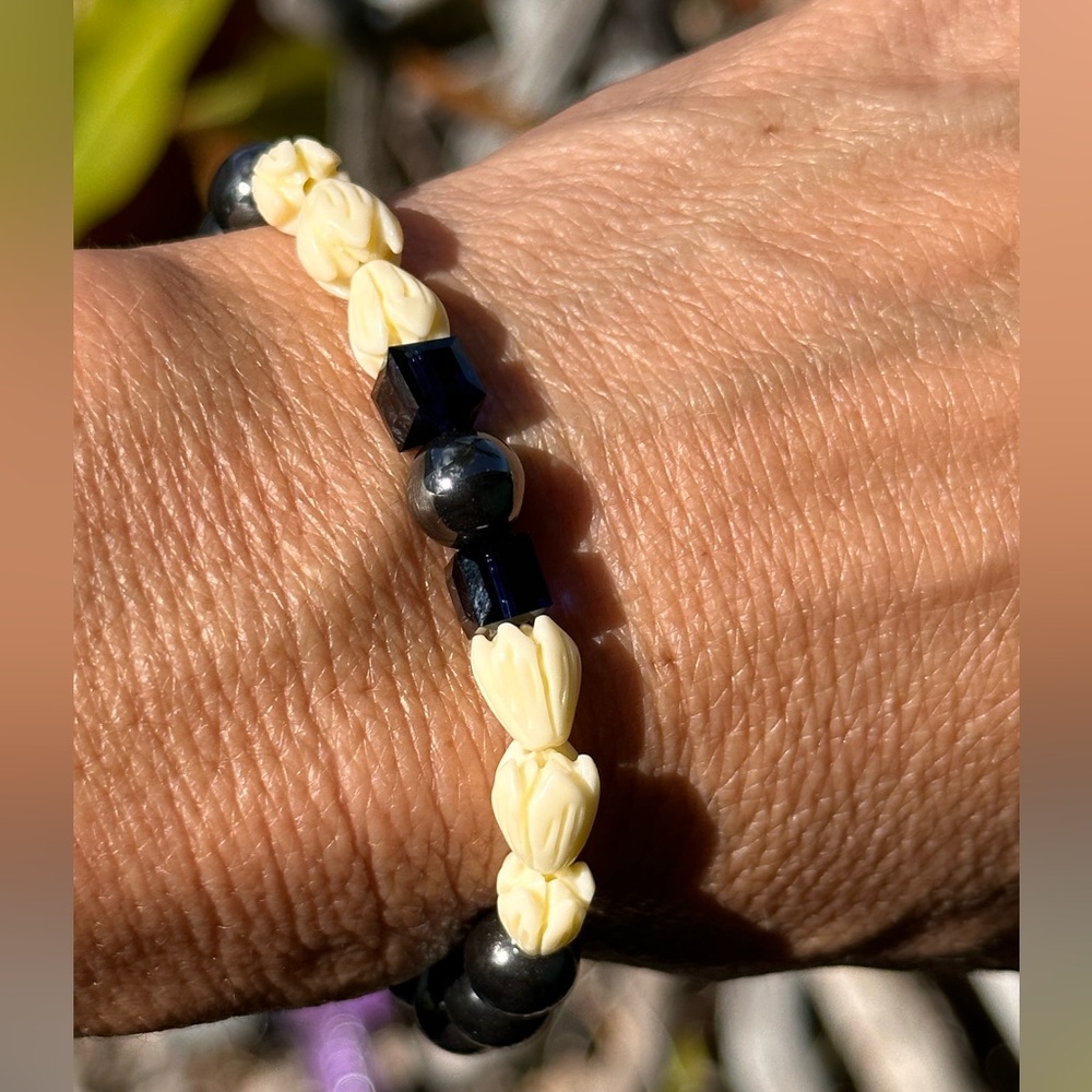 ❌SOLD Pīkake Carved Jasmine, Hematite & Swarovski bead Stretch Bracelet Handmade - Picture 1 of 3